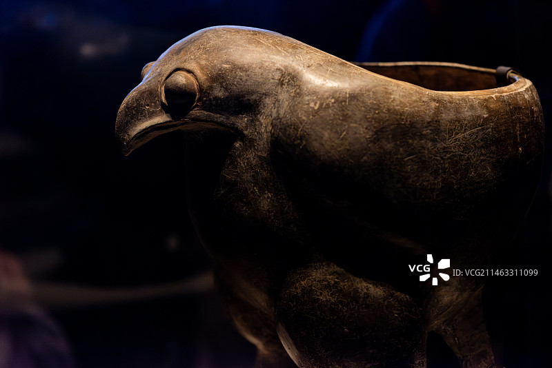 国家博物馆收藏的新石器时代仰韶文化文物陶鹰鼎图片素材