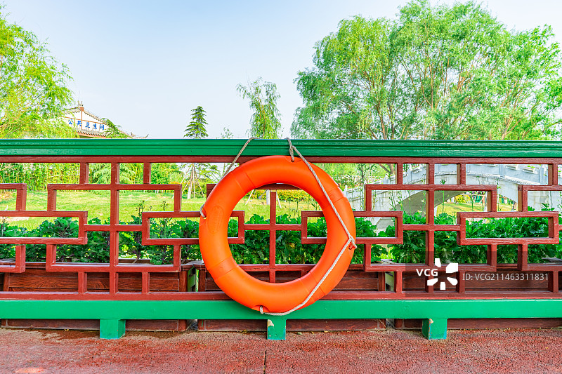 中国非都市风光拍摄主题，木质游廊回廊长廊栈道围栏，悬挂的橘色黄色救生圈，户外白昼无人图像摄影图片素材