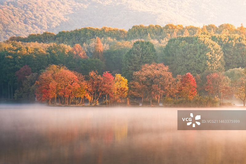 晨雾中的南京前湖秋色图片素材