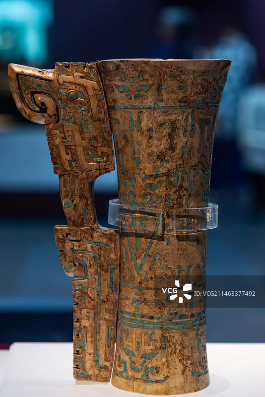 中国考古博物馆收藏的殷墟出土文物嵌绿松石象牙杯图片素材