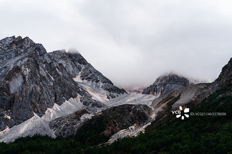 四川省甘孜州稻城亚丁景区仙乃日风光图片素材