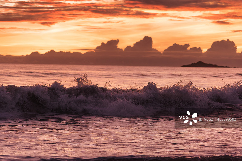 斯里兰卡亭可马里印度洋上的日出图片素材