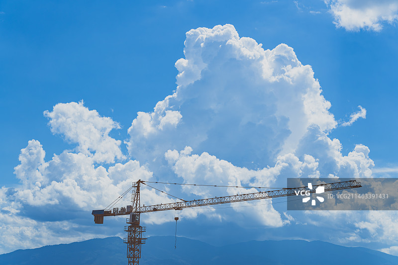 蓝天白云下的塔吊图片素材