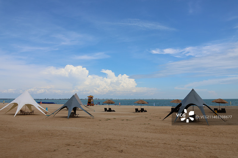 海口假日海滩新搭起来的露营帐篷让海滩更有年轻的气息图片素材
