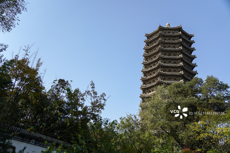 北京大学未名湖畔的水塔图片素材