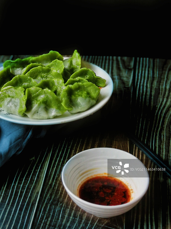 一盘绿色饺子图片素材