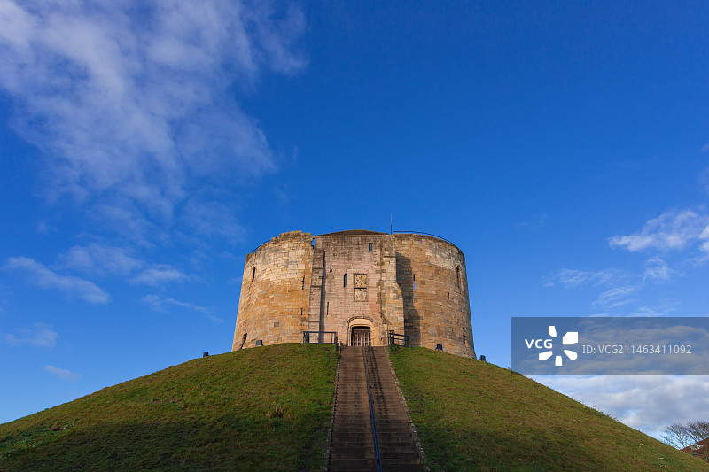 克利福德塔(Clifford's Tower)位于小山丘的上方，是约克城堡仅存的少数遗迹之一。图片素材