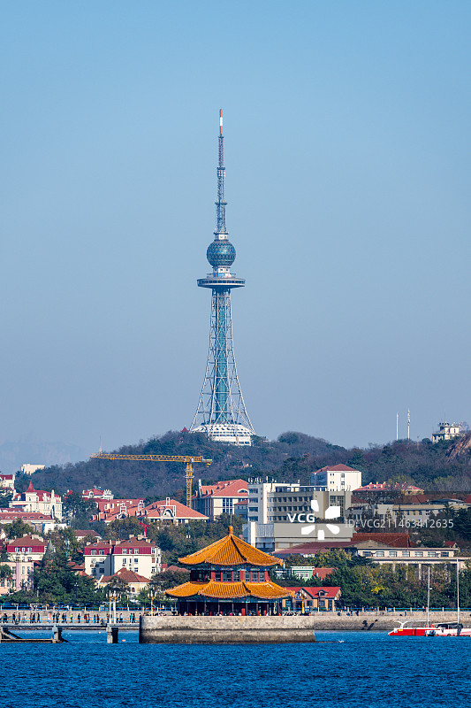 青岛栈桥回澜阁与电视塔图片素材