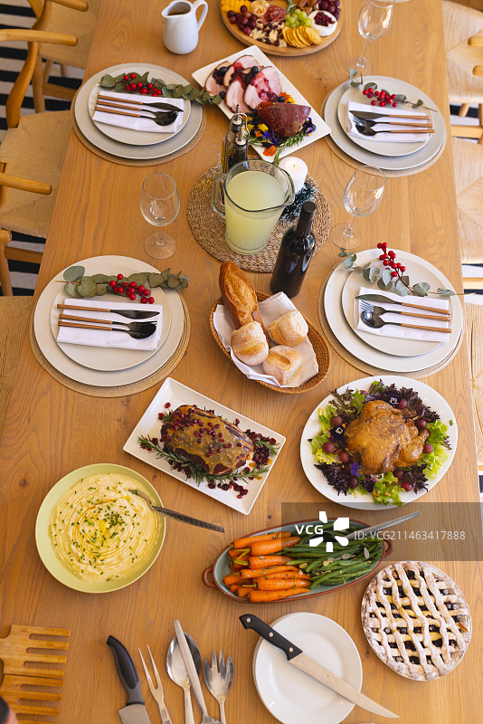 阳光明媚的餐厅里，为圣诞晚餐准备的美味佳肴图片素材