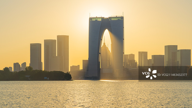 江苏苏州金鸡湖东方之门城市天际线日落图片素材
