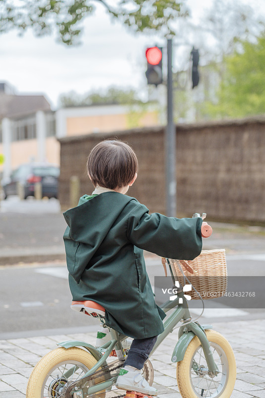社区道路红绿灯处等候的骑车男孩图片素材