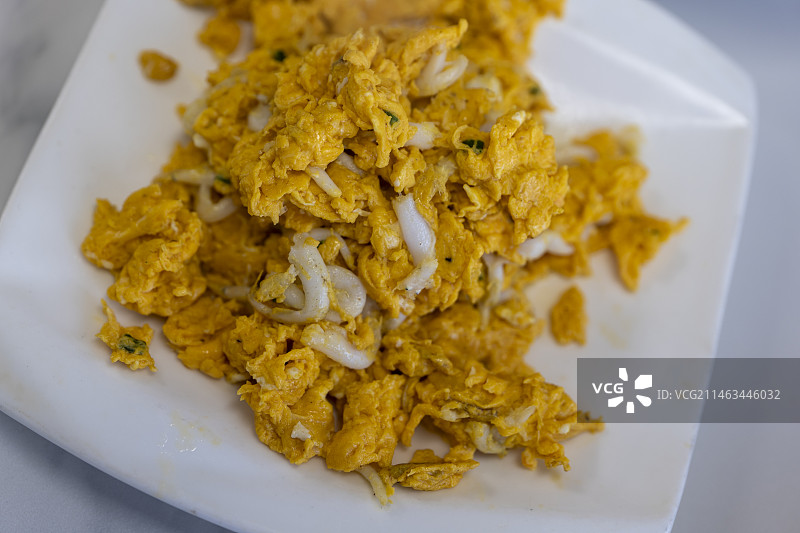 盘子里食物的特写镜头 银鱼炒蛋图片素材