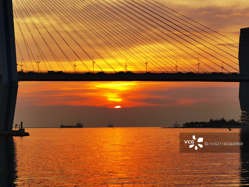 橘色天空下的海景图片素材