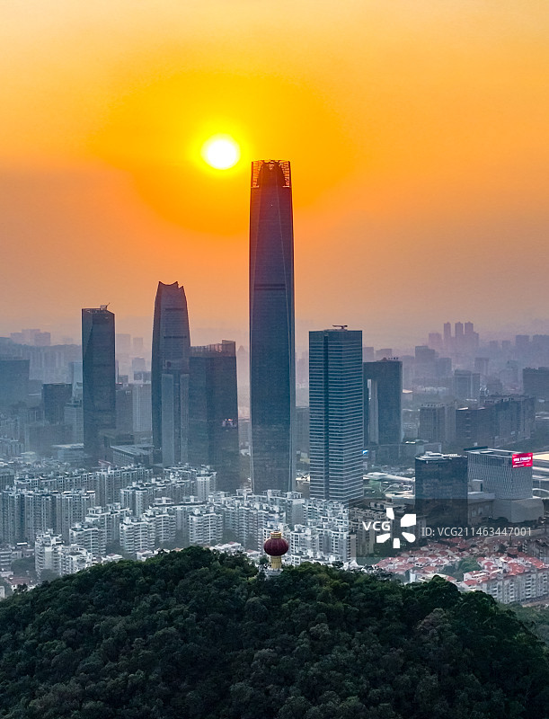 夕阳下的东莞国贸中心与旗峰山图片素材
