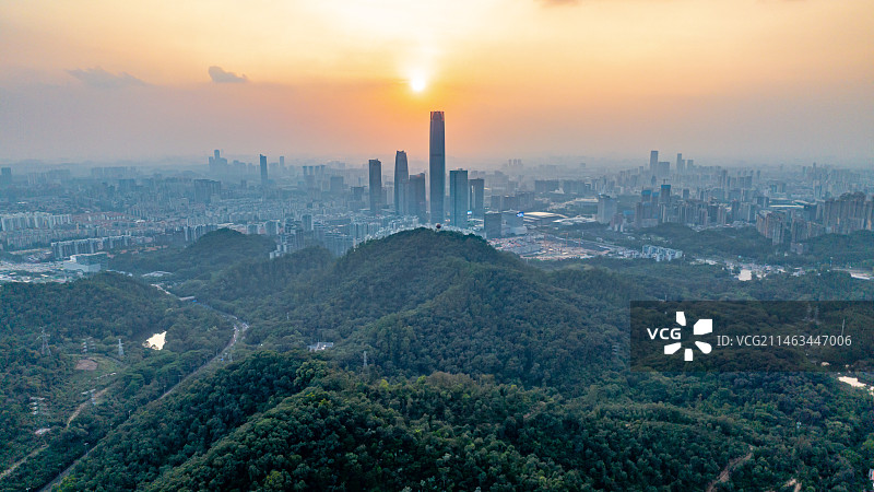 夕阳下的东莞国贸中心与旗峰山图片素材