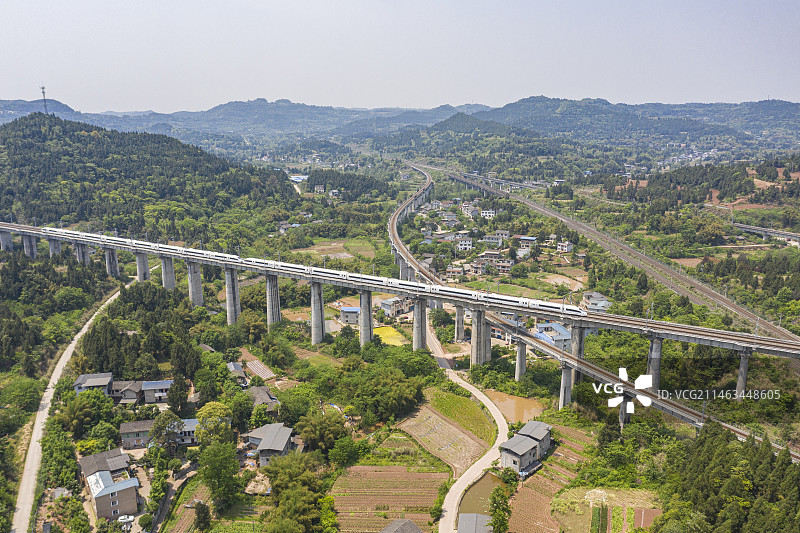 CRH380动车组运行在兰渝线南充西枢纽图片素材