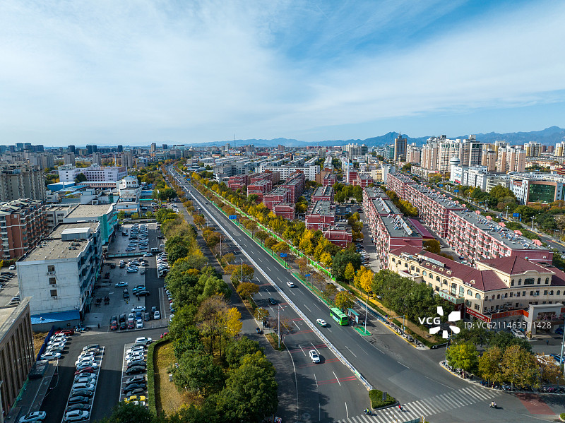 航拍秋天北京市密云城区街道都市风景图片素材