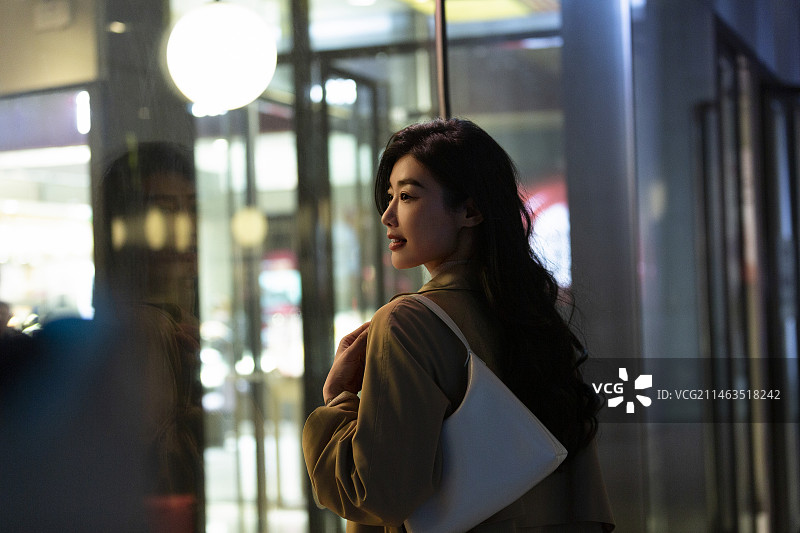 高知商务女子下班后逛街图片素材