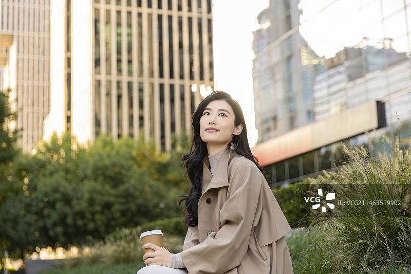高知女商人在户外商务金融区喝咖啡休息图片素材
