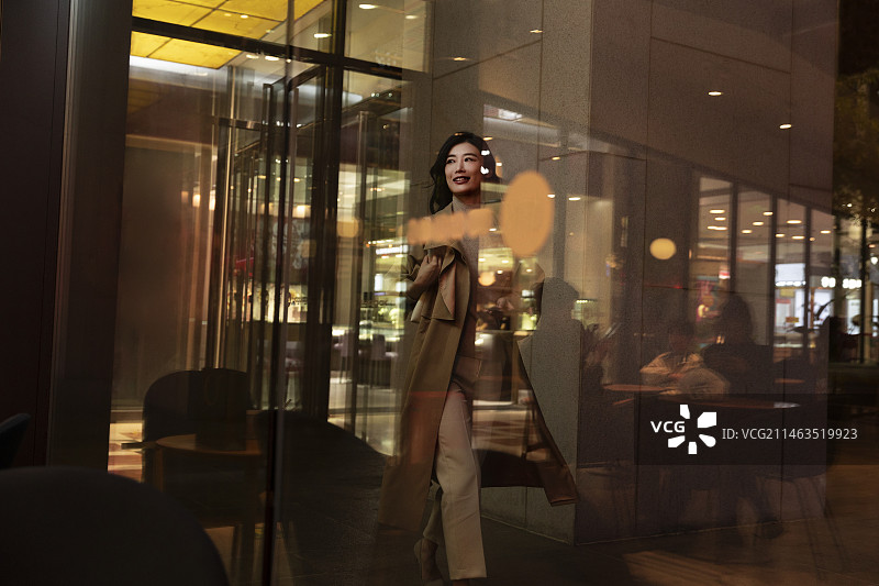 高知商务女子下班后逛街图片素材