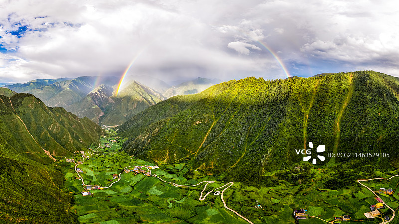 川西措卡湖山谷中的雨后彩虹图片素材