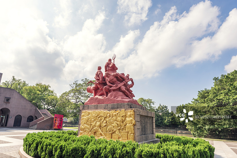 中国广东省东莞市虎门林则徐纪念馆上的英雄雕像图片素材