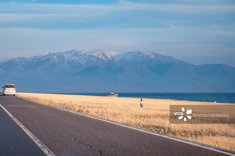 新疆赛里木湖畔雪山草地与公路图片素材