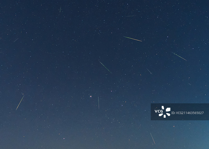 夏末山东济南的英仙座流星雨图片素材