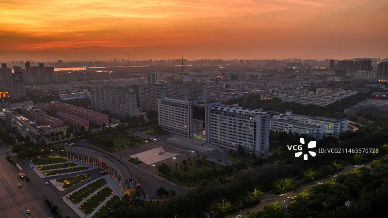 聊城大学与晚霞图片素材