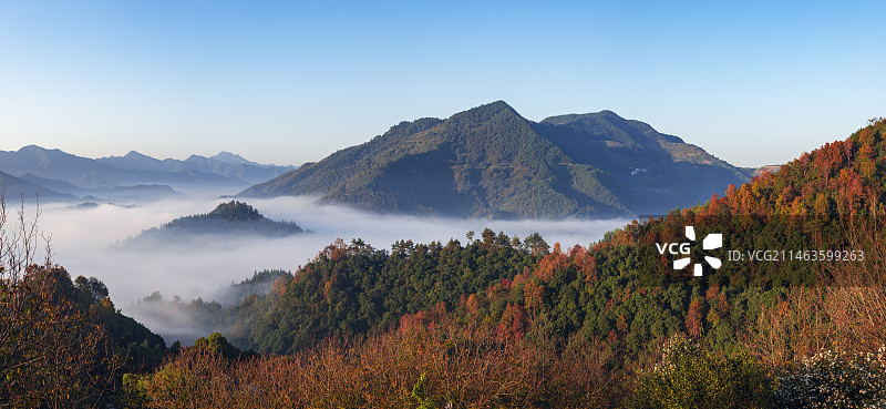 飞云腾雾坡山村图片素材