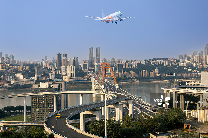 飞机从重庆市渝中区菜园坝大桥飞过图片素材