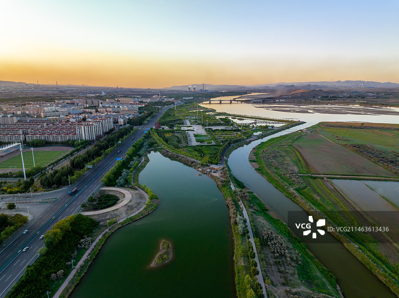 航拍夕阳下宁夏石嘴山石嘴子黄河湿地公园图片素材