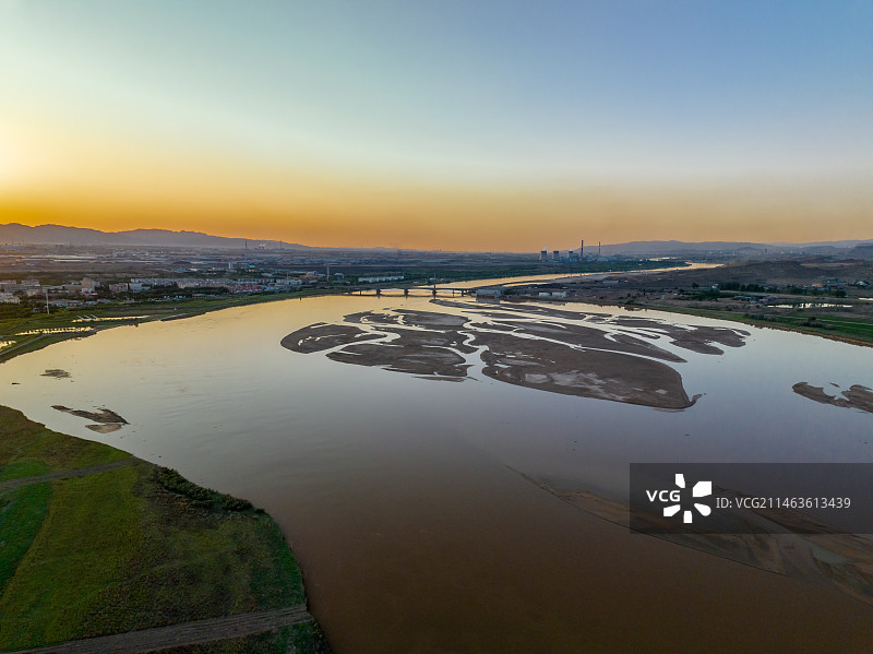 航拍夕阳下宁夏石嘴山石嘴子黄河湿地公园图片素材