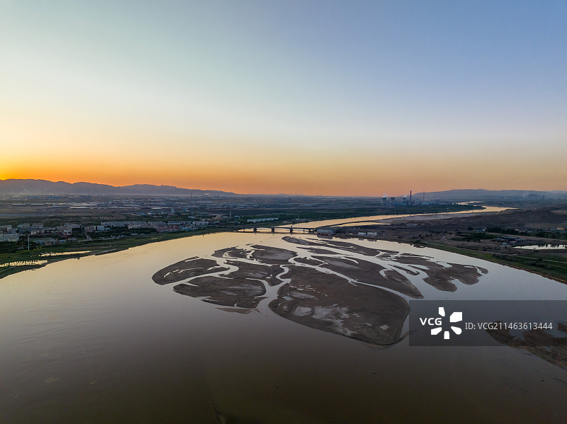 航拍夕阳下宁夏石嘴山石嘴子黄河湿地公园图片素材