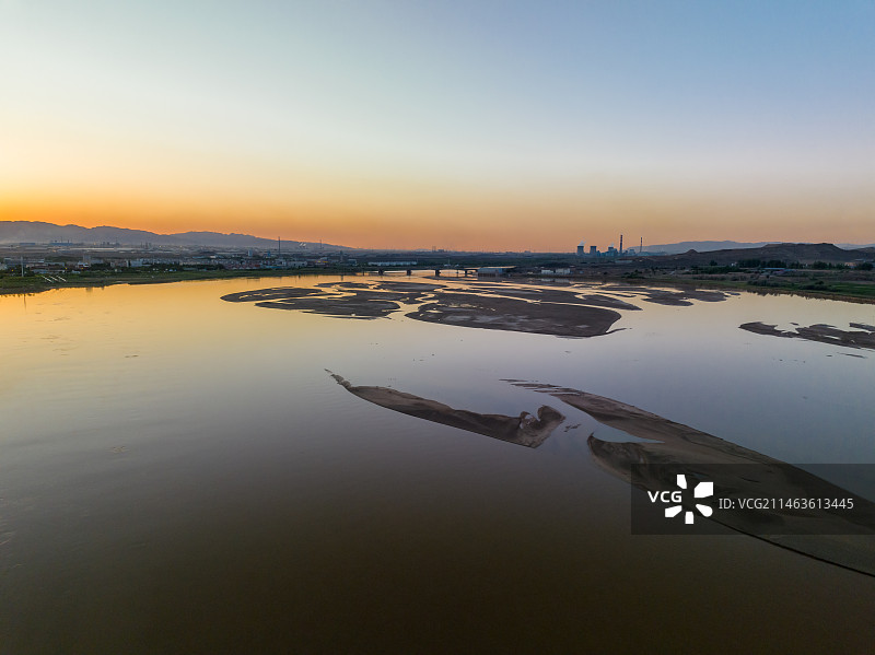 航拍夕阳下宁夏石嘴山石嘴子黄河湿地公园图片素材