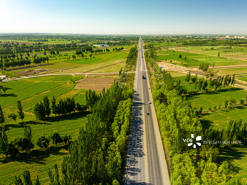 航拍宁夏石嘴山公路防风治沙林区图片素材