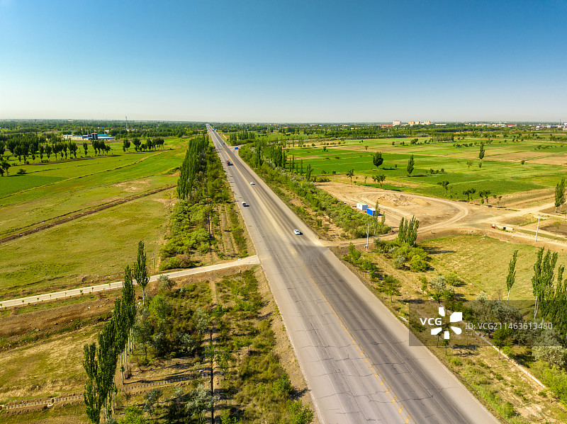 航拍宁夏石嘴山公路防风治沙林区图片素材