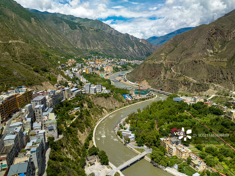 航拍四川阿坝小金县县城风光图片素材
