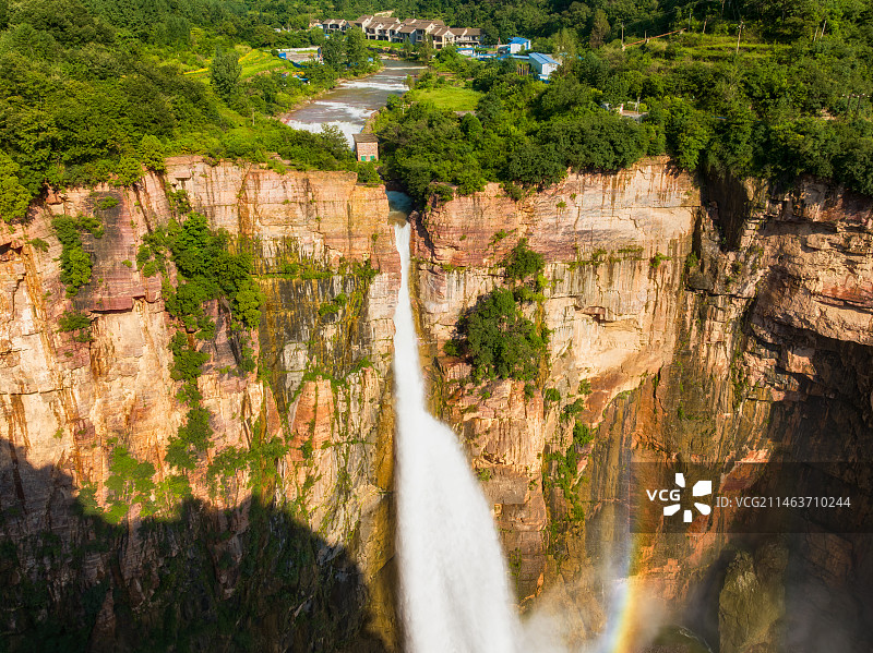 河南省新乡市辉县（宝泉）南太行瀑布夏季航拍——飞龙瀑图片素材
