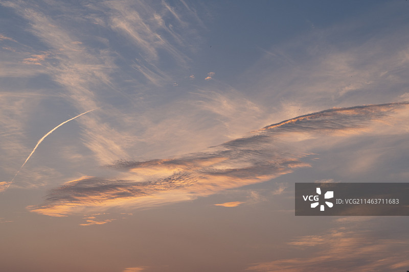 治愈系天空——夕阳西下，阳光染红云彩图片素材