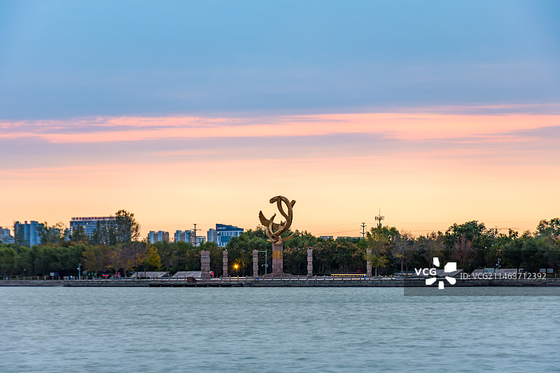 东昌湖畔初冬晨曦美景23.11图片素材