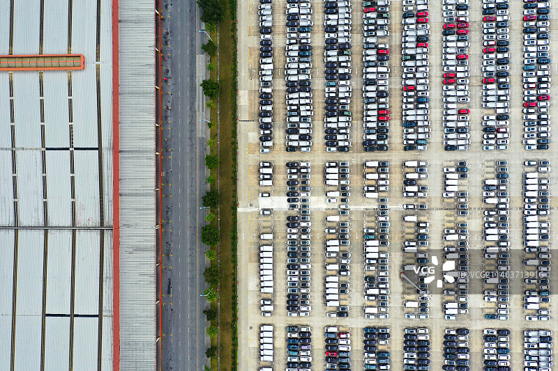 航拍广西柳州新能源汽车生产基地，即将出厂的车辆密密麻麻。图片素材