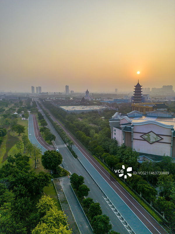 日出后晨曦中的厦门方特梦幻王国图片素材