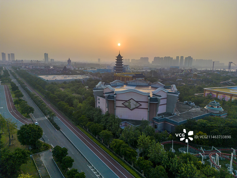 日出后晨曦中的厦门方特梦幻王国图片素材