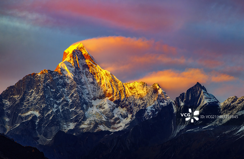 落日时分的幺妹峰图片素材