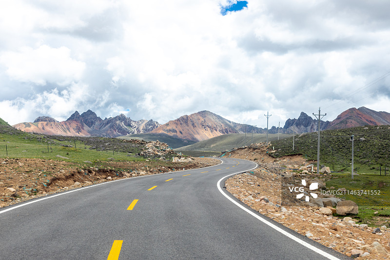 四川甘孜新龙县高山草原汽车广告背景图图片素材