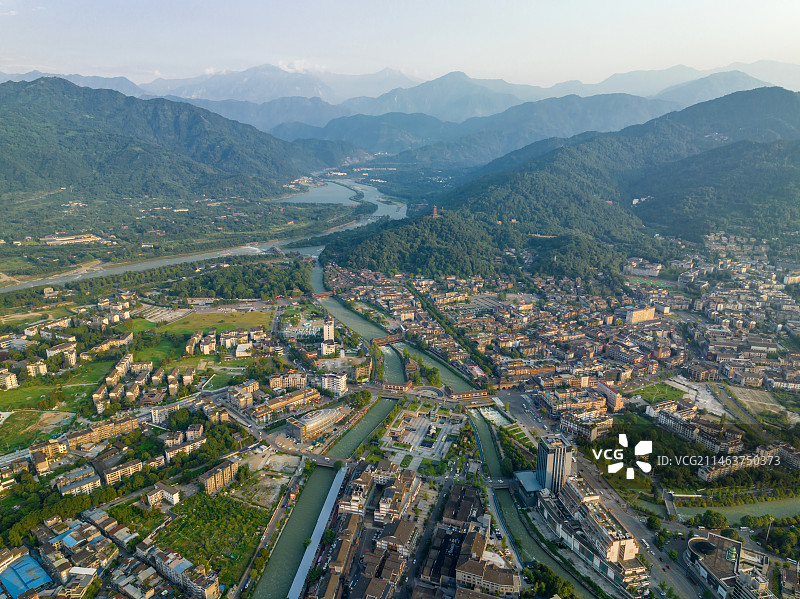 航拍清晨日出的四川成都都江堰城市风光图片素材