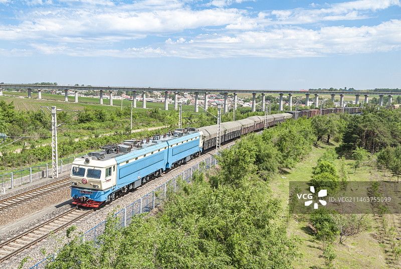 SS4电力机车牵引货车行驶在京哈线上图片素材