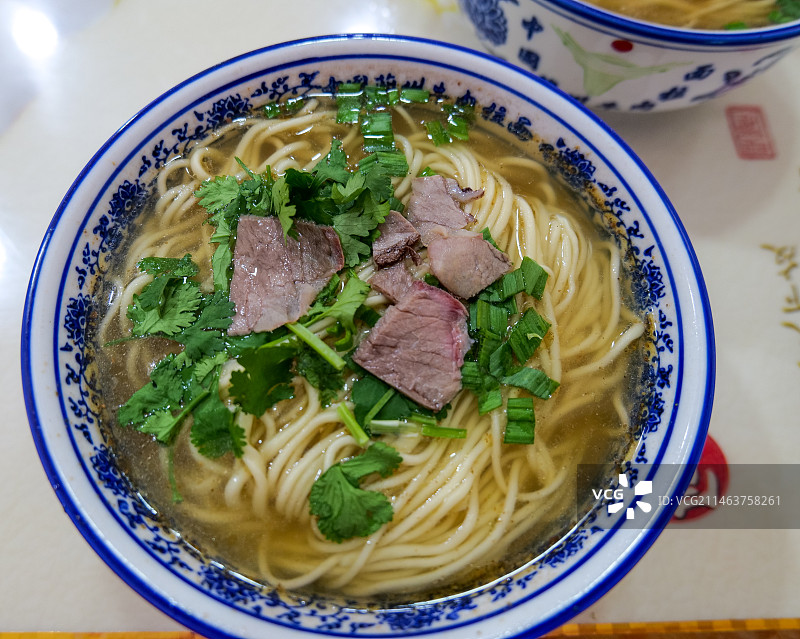 一碗刚出锅的牛肉面图片素材