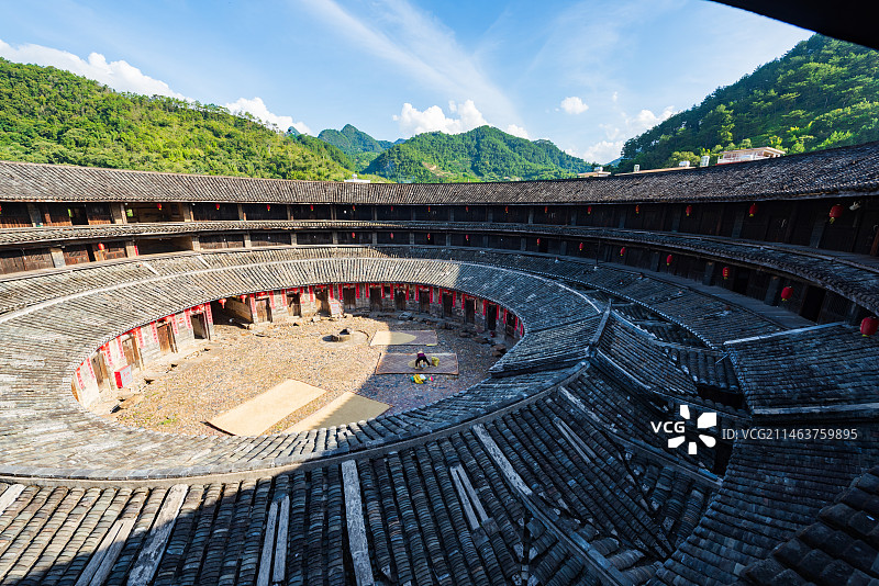 蓝天白云下的广东梅州大埔县花萼楼美景图片素材